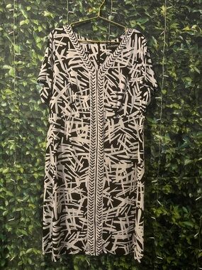 Liz Claiborne Black and White Abstract V-Neck Midi Dress